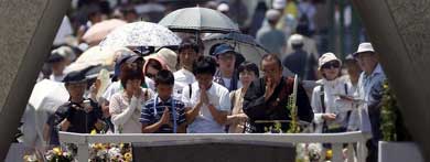 Un grupo de personas reza ante el memorial de la bomba atómica en Hiroshima 