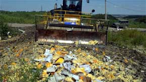 Moscú destruye toneladas de queso con un tractor.  