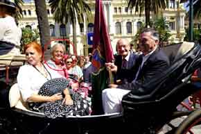 La concejala de festejos, Teresa Porras, junto con el alcalde de Málaga, Francisco de la Torre (PP) durante la feria de la ciudad – Facebook Ayuntamiento de Málaga