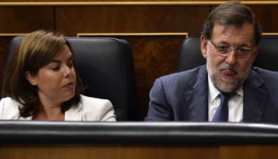 El presidente del Gobierno, Mariano Rajoy, y la vicesecrataria del Gobierno, Soraya Sáenz de Santamaría  


