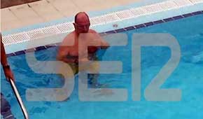 Rodrigo Rato nadando en la piscina. Foto publicada por la SER en Twitter