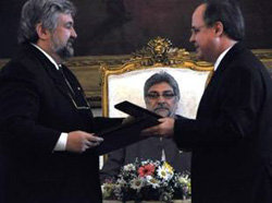 El acuerdo fue firmado por el canciller paraguayo, Héctor Lacognata, (i) y el embajador de Brasil en Asunción, Eduardo Dos Santos, en el Palacio de López (sede del Gobierno)