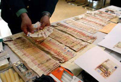 Billetes falsos de cincuenta euros incautados en una operación contra el fraude. 

