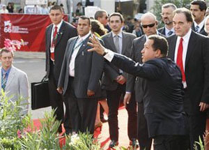 Hugo Chávez llega con el director de cine Oliver Stone, a la derecha,  en el Festival de Cine de Venecia.