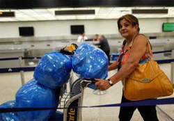 Una cubano americana en el aeropuerto de Miami se dispone a viajar a Cuba