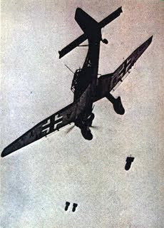En la imagen de archivo, un avión alemán lanza su carga de bombas sobre Polonia