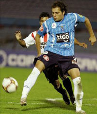 El jugador del Blooming de Bolivia Sergio Jáuregui (d) disputa el balón con Jorge Zambrana (i) de River Plate de Uruguay. 

