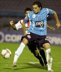 El jugador del Blooming de Bolivia Sergio Jáuregui (d) disputa el balón con Jorge Zambrana (i) de River Plate de Uruguay.