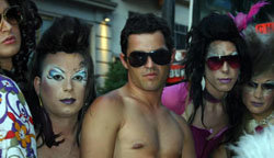 Los turistas gays gastan más dinero en sus vacaciones que los turistas heterosexuales según un informe. En la imagen, turisitas gay en una fiesta de ambiente gay en Madrid 