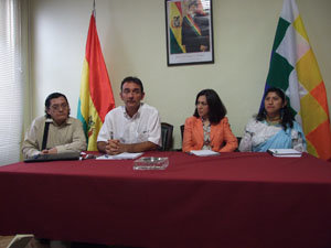 'Comité de Bienvenida a Evo', junto a la embajadora de Bolivia durante la conferencia de presa. De (i) a (d), Willy Fernández, Enrique Santiago, señora Carmen Almendras, embajadora de Bolivia en España, y Aída Quiratoa (Foto: Juan Ignacio Vera)