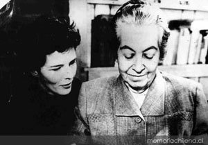 Gabriela Mistral (d) y Doris Dana, en una imagen de los años 50