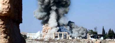 Imagen difundida por el Estado Islámico en la que se puede ver el momento en el que el templo de Baal, en Palmira 