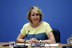 Aguirre cree que Carmona 'a lo mejor está arrepentido de no ser alcalde' y ve 'claro' que hay guerra interna en el PSOE 