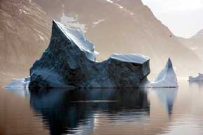 Iceberg flotante en el príncipe Christian de sonido, Mar del Norte del Atlántico, Groenlandia