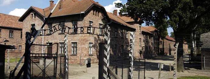 Entrada de antiguo campo de exterminio nazi de Auschwitz, en Oswiecim (Polonia)