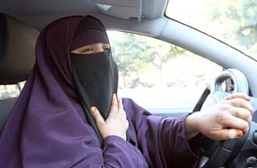 Mujer conduciendo con velo 