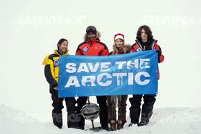 Los embajadores del Ártico Kiera Kolsen de Canada, Renny Bijoux de Seychelles, Josefina Skerk de Suecia y Ezra Miller de EEUU (USA), con un especialista de la cápsula del tiempo.