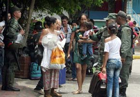 Ciudadanos colombianos deportados por Venezuela esperan para cruzar la frontera en La Fría, estado Tachira, el 29 de agosto 