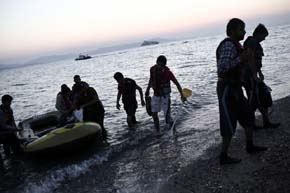 Una familia de sirios llegando a las costa de Kos 