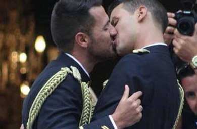 Chema y Jonathan, primeros agentes gais de la Policía Nacional en contraer matrimonio 
