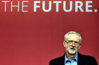 Corbyn, este sábado, tras ser elegido para liderar el laborismo. 