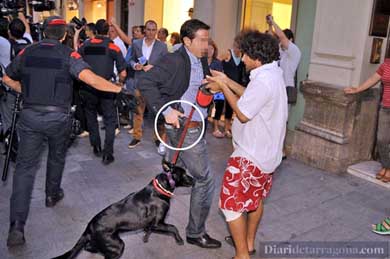 Escolta de Rajoy recurre a su arma contra un manifestante en Reus. DIARI DE TARRAGONA