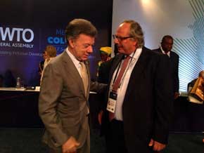 Miguel Mirones saluda al presidente de Colombia, Juan Manuel Santos, en la gala inaugural de la Asamblea de la OMT en Medellín.