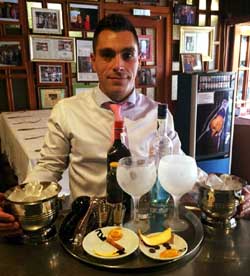 Chema Suárez.el experto barman de restaurante 'La Merced'