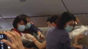 Una mujer que dio a luz en un avión taiwanés, obligada a pagar los gastos del parto