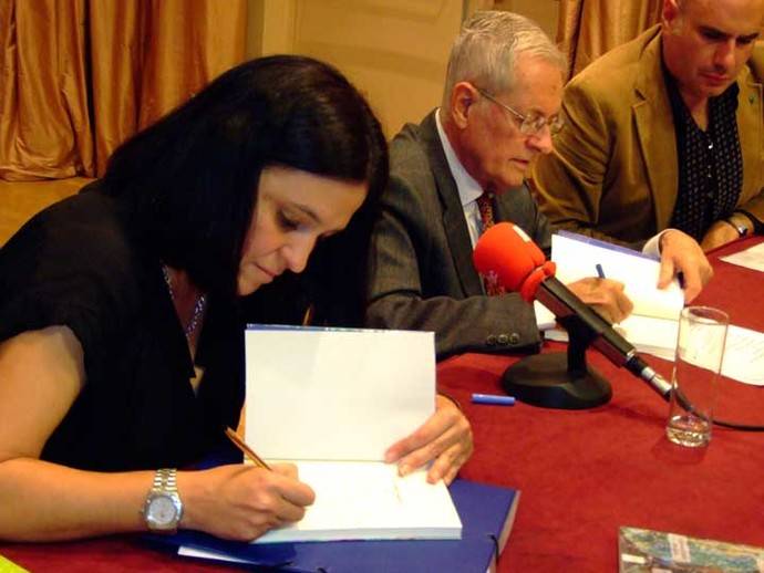 Aurora Viloria y Germán Ubillos, firman ejemplares de su libro... (Foto: Juan Ignacio Vera)