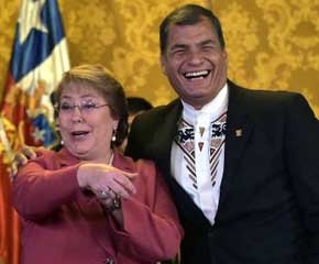 Michelle Bachelet presidenta chilena junto a Rafael Correa, presidente de Ecuador