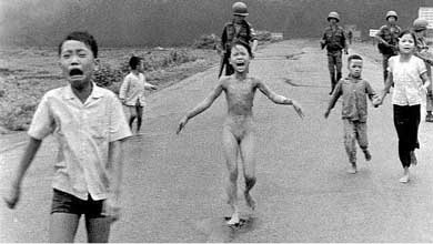 Kim Phuc huye de un bombardeo con napalm en 1972
