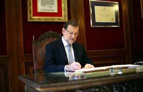 Rajoy firma la solicitud de Dictamen al Consejo de Estado, este lunes.