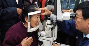 El doctor Sanduk Ruit ha restaurado la vista a más de 100.000 personas con su revolucionario método de operar las cataratas 