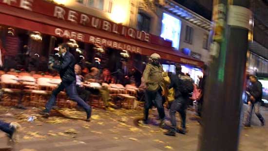 Múltiples atentados y una toma de rehenes se reportan en París, con al menos 60 muertos