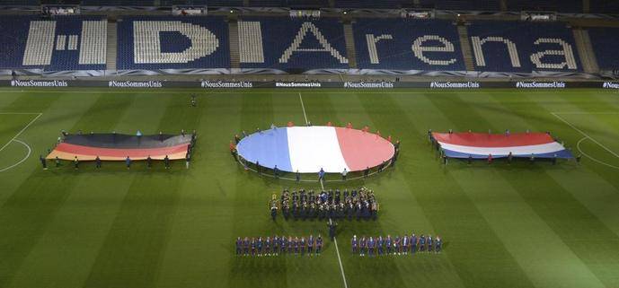 Las banderas de Alemania, Francia y Holanda en el terreno de juego antes del inicio del partido (Efe).