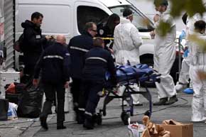 Los forenses retiran los restos de uno de los yihadistas del piso en Saint Denis (AFP / ERIC FEFERBERG) 