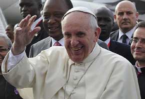 Un obispo italiano pide un 'milagro' a la virgen para acabar con el papa Francisco