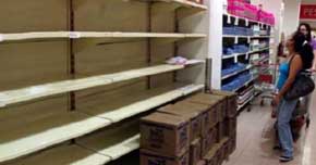Estanterías vacías en un supermercado de Caracas...