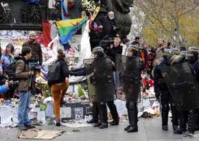 La Policía dispersa por la fuerza una concentración de activistas medioambientales en París
