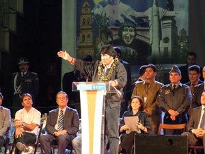 El presidente Morales se dirige a sus compatriotas en el multitudinario encuentro celebrado en “La Cubierta” de Leganés el domingo 13 a las 20.00 hrs. (Foto: Juan Ignacio Vera)
