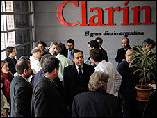 Más de un centenar de agentes tributarios entraron en la redacción de Clarín. 