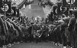 Hitler, en uno de sus desfiles.