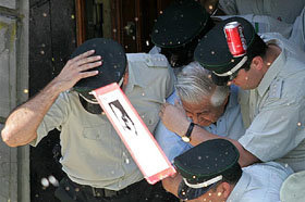 El ex jefe de la DINA, Manuel Contreras, tras ser condenado en 2005 por el secuestro y asesinato de otro miembro del MIR. 
