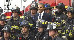 Barack Obama posa con un grupo de bomberos, durante una visita a Nueva York