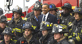 Barack Obama posa con un grupo de bomberos, durante una visita a Nueva York