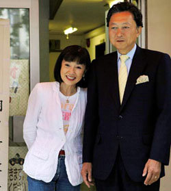 Muki Hatoyama, esposa del primer ministro japonés Yukio Hatoyama afirma haber viajado a Venus a bordo de un ovni


