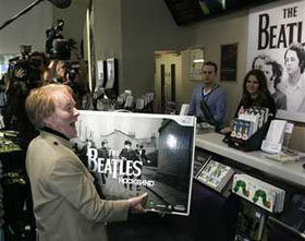  Los Beatles vuelven a acaparar la atención mundial. En la imagen, un fan que ha esperado largas horas para ser uno de los primeros en adquirir el producto, en Londres

