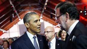 El presidente del Gobierno español, Mariano Rajoy (d), charla con su homólogo estadounidense, Barack Obama, durante la sesión inaugural de la cumbre del Clima que se celebra en París 