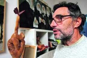 Paco Sáinz, escultor de mariposas, manos, llamas, y libros